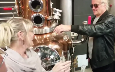 Michael Kocáb a Chantal Poullain pokřtili na Salabce první láhev originální pálenky z první pražské palírny.