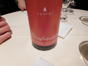 Co znamená stromeček v logu vinařství na vinětě? Je to jednoduché, když Albert navštěvoval coby malý hoch mateřskou školku, měl jako svou poznávací značku přesně takový stromeček :-)